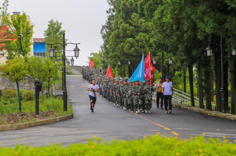 我校組織開展2021年學(xué)生軍訓(xùn)拉練